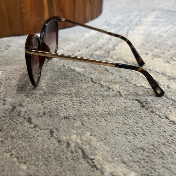 Oscar de la Renta  Tortoise Sunglasses Scratched Lenses - Picture 5 of 9